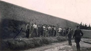 Το ΥΠΠΟ κηρύσσει μνημείο τις φωτογραφίες με τους 200 της Καισαριανής