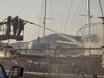 Σύρος: Στις φλόγες τυλίχτηκαν σκάφη στον Ταρσανά  