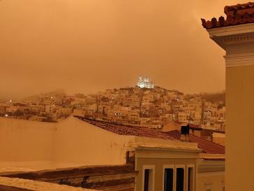 Σύρος: Στα… πορτοκαλί το νησί από την αφρικανική σκόνη 
