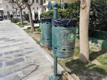 Οι “ξεχασμένοι” κάδοι της πλατείας Παπάγου 