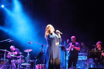 Η Χαρούλα Αλεξίου παρέσυρε το συριανό κοινό στο "κύμα" της