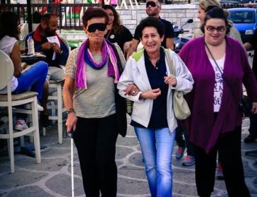 Βόλτα στην Τήνο με λευκό μπαστούνι