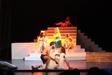 Για ένα πουκάμισο αδειανό, για "Ποια Ελένη" - Η πρεμιέρα