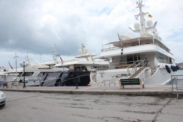 Κοσμοπολίτικος αέρας στο λιμάνι της Σύρου