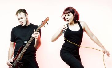 Η Ανδριάννα Μπάμπαλη και ο Rous στο Φεστιβάλ Σερίφου 