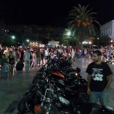 213 μοτοσικλέτες και 8 ιστορικά αυτοκίνητα "μαγνήτισαν" τα βλέμματα στο 1ο Syros Rules Festival 