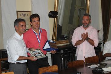 Ο Δήμος Σύρου – Ερμούπολης βράβευσε τον «γιο του ανέμου» Αντώνη Μπουγιούρη