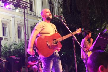 Ο Μπάμπης Στόκας έδιωξε τη "μοναξιά" απο την Πλατεία Μιαούλη