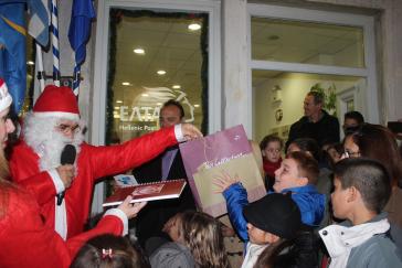 Ο Άγιος Βασίλης ξεφόρτωσε τα δώρα του στο Ταχυδρομείο της Σύρου