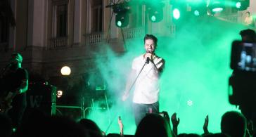 Έδωσαν στην τρέλα τους λιγάκι απ' το Συριανό φως