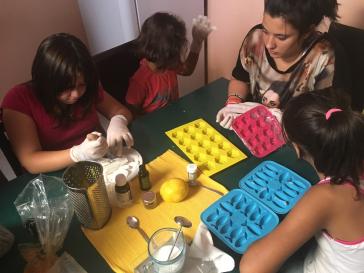 Παρασκευή σαπουνιών στη Στέγη Ανηλίκων Σύρου