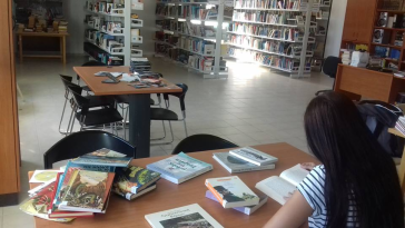 Βιβλιοθήκη για… χειροκρότημα