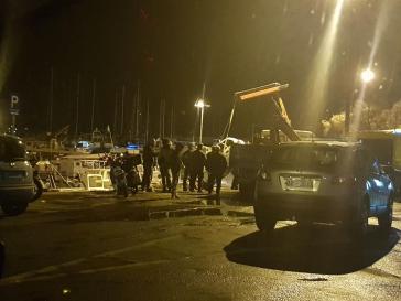 Ανέλκυση αυτοκινήτου από το λιμανάκι στο Καρνάγιο