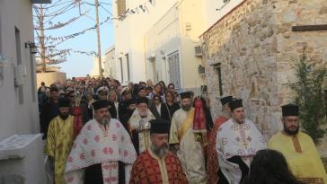 Λαμπρή υποδοχή της Τιμίας Κάρας του Αγίου Παντελέημονος στη Σύρο