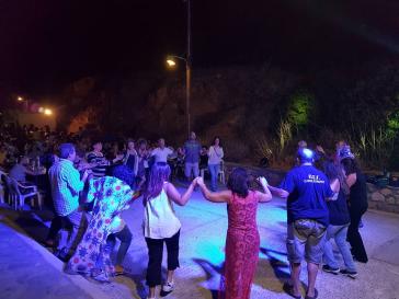 Χορός και τραγούδι με θέα τη θάλασσα