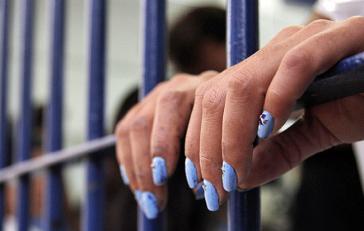 Σύλληψη 28χρονης για αντιποίηση αρχής και απάτη στην Πάρο