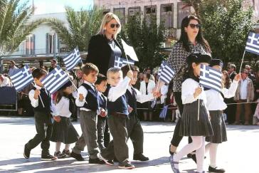 Γενναίο ΟΧΙ στη λήθη από τη μαθητιώσα νεολαία της Σύρου