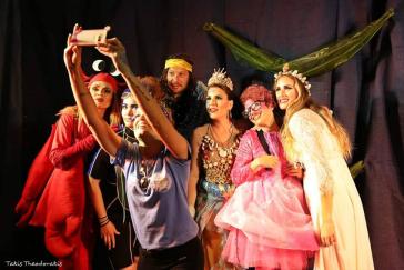 Ομάδα πειθαρχημένη στη θάλασσα και το θέατρο