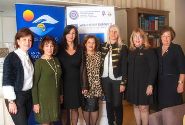 Υπερήφανες πρέσβειρες των αξιών και της Σύρου 