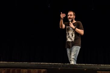 «Το stand-up comedy είναι ένας ζωντανός οργανισμός»