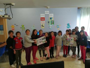 Τα παιδιά μαθαίνουν ελληνικά σε προσφυγόπουλα