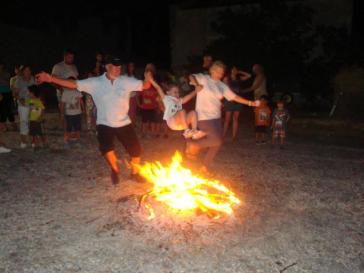 Αναβίωση του εθίμου του Κλήδονα και του Αφανού σε γειτονιές της Σύρου