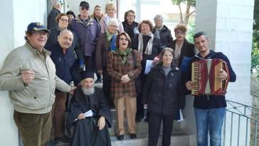 Μοίρασαν χαμόγελα και γλυκές ευχές