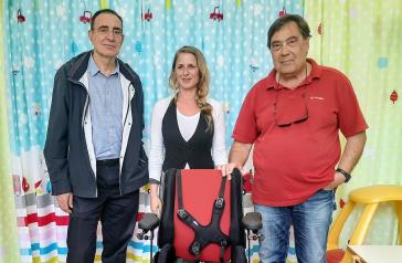 Παράδοση βοηθητικού καθίσματος στο Ειδικό Νηπιαγωγείο Ερμούπολης