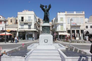 Σημαιοστολισμός για τον εορτασμό της επετείου της Εθνικής Αντίστασης