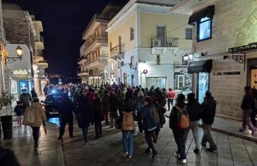 Φόρεσαν τις μάσκες αλλά ένωσαν τις φωνές τους