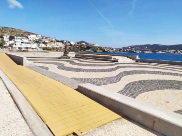 Δρομολογήθηκε η επισκευή του ντεκ στην πλατεία του Φοίνικα