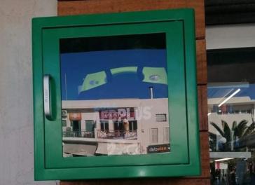 Τοποθέτηση απινιδωτών σε Σαντορίνη και Θηρασιά