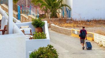 Γιατρός και εκπαιδευτικός σε νησί: «Κάποιοι θα μείνουν χωρίς στέγη μετά το Πάσχα»