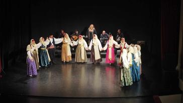 Χοροί και συναισθήματα "πλημμύρισαν" το θέατρο Απόλλων