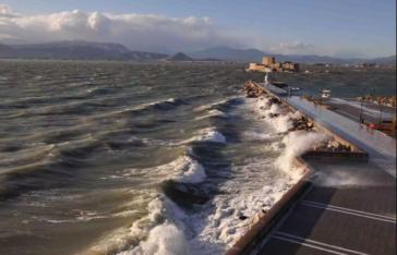 Καιρός: Ανεβαίνει σήμερα η θερμοκρασία, επιμένουν οι θυελλώδεις άνεμοι