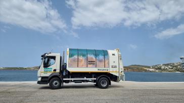 Ένα νέο σύγχρονο απορριμματοφόρο όχημα παρέλαβε ο Δήμος Πάρου