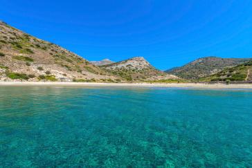 Υπουργική απόφαση: Θεσμοθετήθηκαν οι παραλίες της Σύρου που απαγορεύονται ξαπλώστρες και ομπρέλες