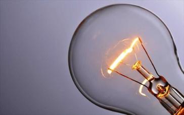 ΥΠΕΝ: Πακέτο μέτρων για φθηνότερη ηλεκτρική ενέργεια και διαχείριση των περικοπών από το φθινόπωρο