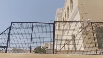 "Θωρακίζεται" με συρματοπλέγματα