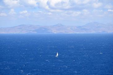 Καιρός: Παραμένουν και αύριο οι ενισχυμένοι άνεμοι στο Αιγαίο
