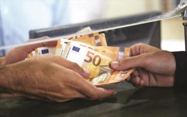 Μισθοί: Ένας στους τρεις κάτω από 1.000 ευρώ
