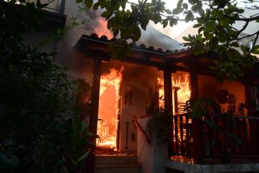 Αττική: Mέτρα στήριξης για τους πυρόπληκτους από τη φωτιά και έκτακτη χρηματοδότηση στους ΟΤΑ