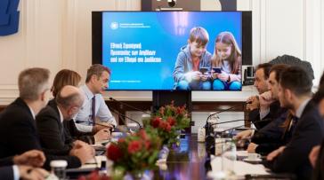 Kids Wallet: Στις 30 Δεκεμβρίου η εθνική στρατηγική για τον εθισμό των ανηλίκων στα social media