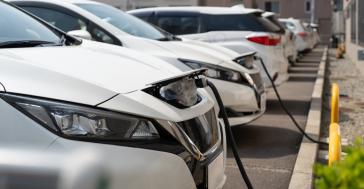 Ηλεκτρικά οχήματα: Παρατείνεται έως το τέλος του 2026 η δωρεάν στάθμευσή τους