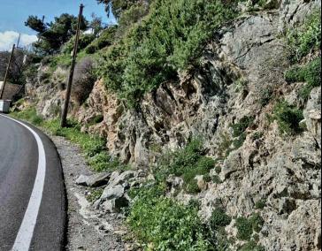 Σύρος: Εκτέλεση εργασιών σταθεροποίησης πρανών στη Βάρη