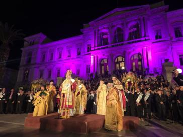 Σύρος: Με ευλάβεια και κατάνυξη η περιφορά των Επιταφίων στην Ερμούπολη