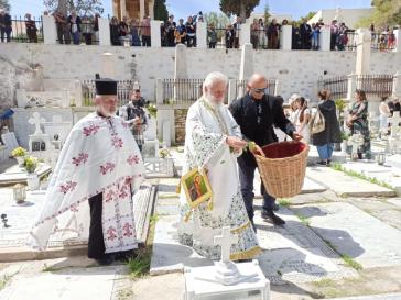 Σύρος: Η περιφορά του επιταφίου στο κοιμητήριο του Αγίου Γεωργίου