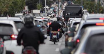 Στη Βουλή ο νέος ΚΟΚ: Ποινικοποιούνται η οδήγηση με τη χρήση κινητού και υπό την επήρεια αλκοόλ