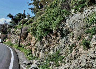 Σύρος: Κατασκευή τοιχοποιίας στήριξης του πρανούς στη Βάρη