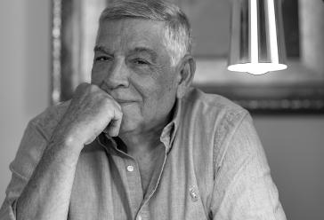 Αντώνης Κομνηνός: Ενας Συριανός ευπατρίδης που φυλάσσει τη μνήμη και επενδύει στο μέλλον